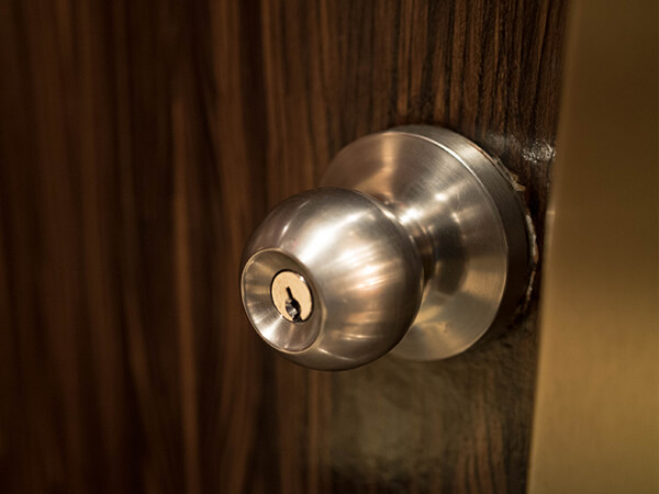 knob-lock-installation-on-a-new-door (1)