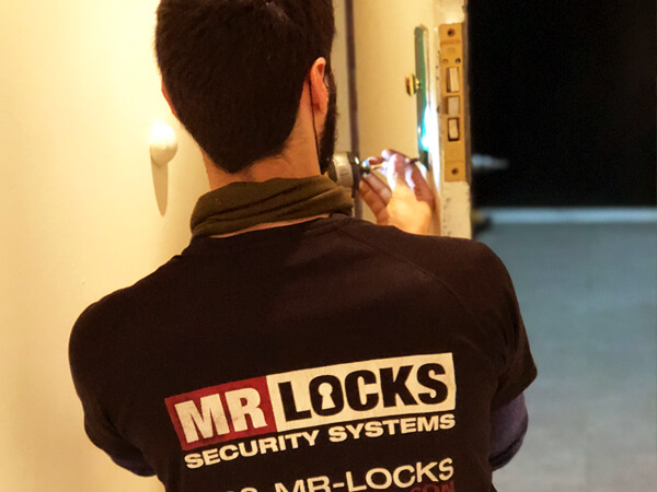 mortise-lock-installation-in-apartment